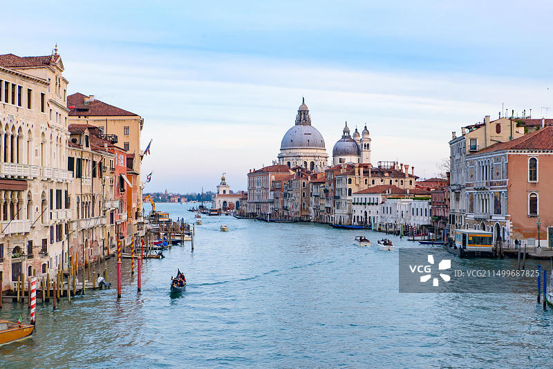 意大利威尼斯大运河与圣玛利亚德拉萨卢特大教堂图片素材