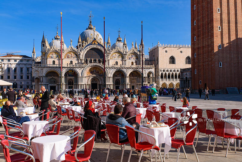 意大利威尼斯圣马可广场的户外餐位图片素材