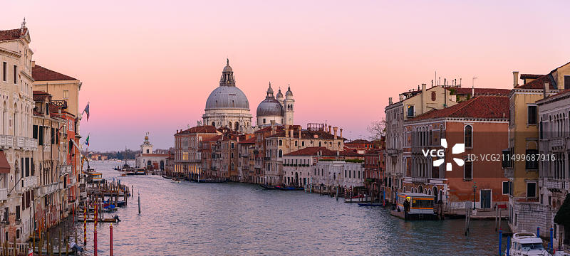意大利威尼斯大运河，日落时分的安康圣母教堂和贡多拉图片素材