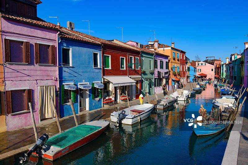 布拉诺岛：以彩色渔民房屋闻名的威尼斯岛屿图片素材