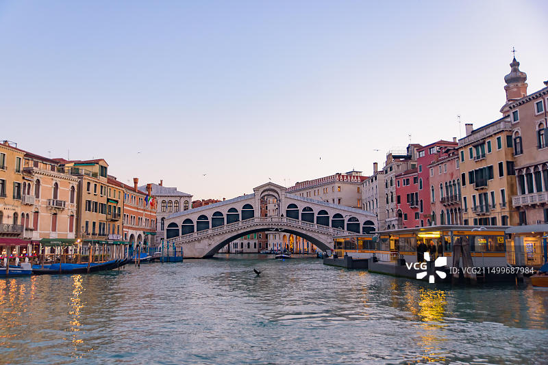 意大利威尼斯大运河上的里亚托桥图片素材
