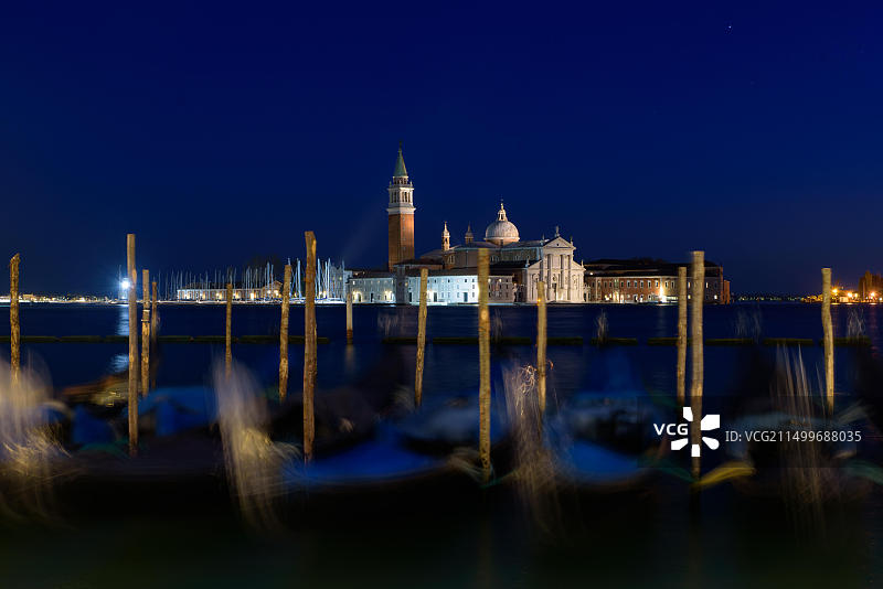 意大利威尼斯圣乔治马焦雷教堂夜景与贡多拉图片素材