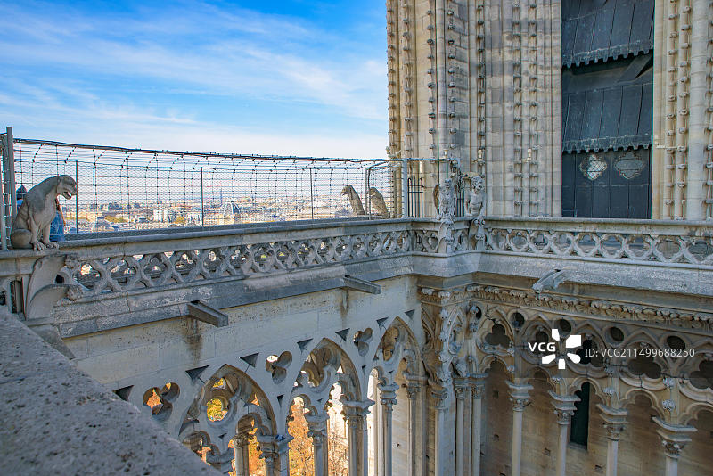 法国巴黎圣母院顶部的步道图片素材