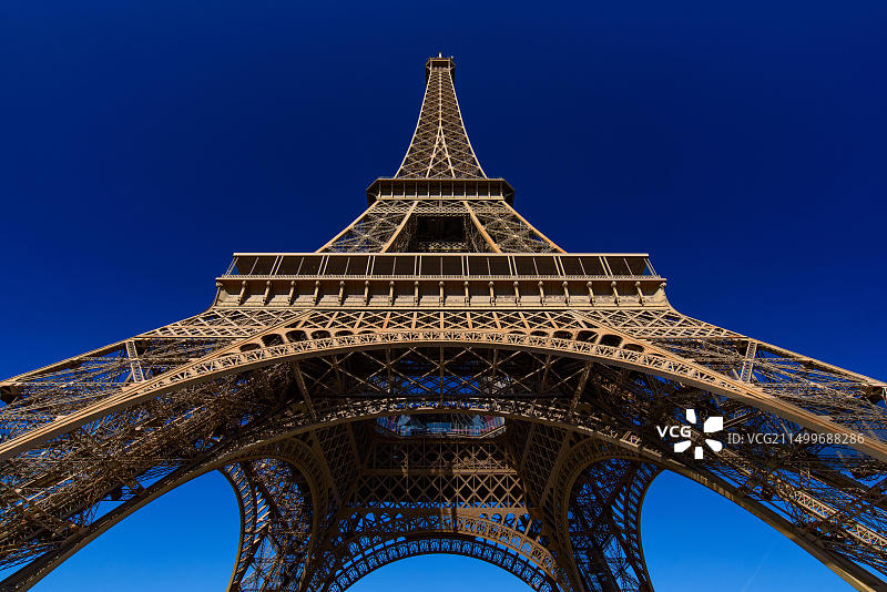 巴黎晴空下的埃菲尔铁塔图片素材