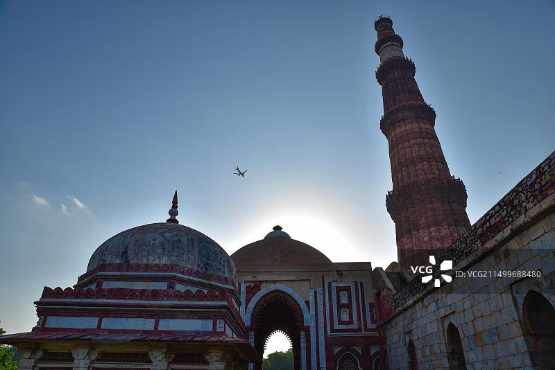 日落时分的印度德里顾特卜塔图片素材