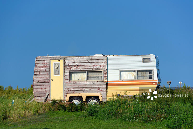 田野里的旧旅行拖车图片素材