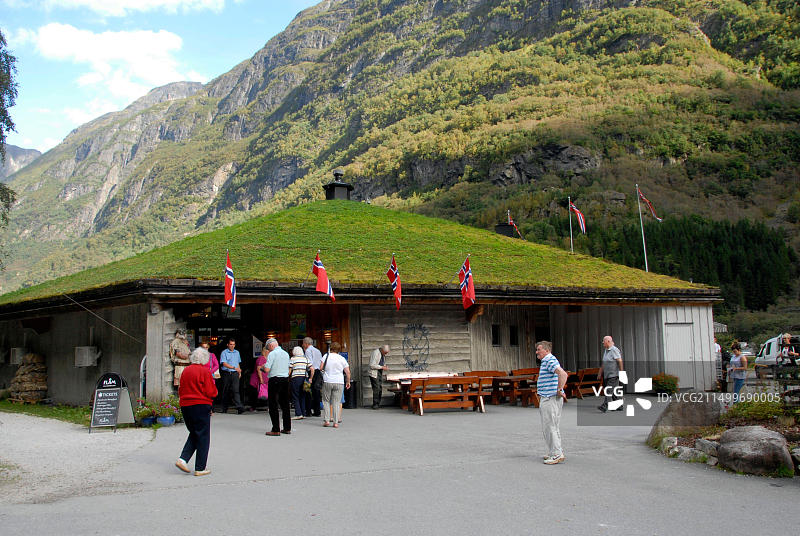 挪威Gudvangen峡湾的旅行驿站与礼品店（草屋顶）图片素材