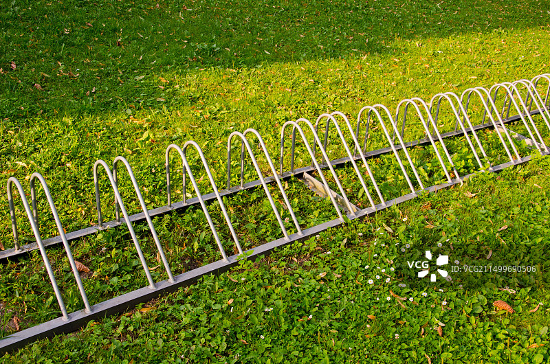 健康旅行：绿色草地上的自行车停车位图片素材