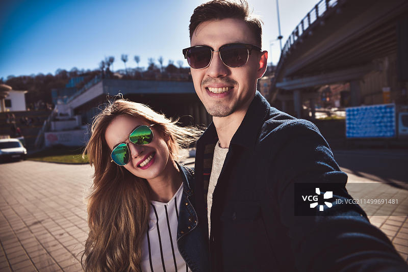 漂亮的游客在欧洲为旅游博客拍摄有趣的照片图片素材