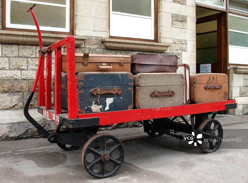 英国多塞特郡斯瓦尼奇车站行李车上的旧旅行箱图片素材