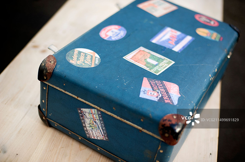 带有巴黎和罗马旅行贴纸的复古手提箱图片素材