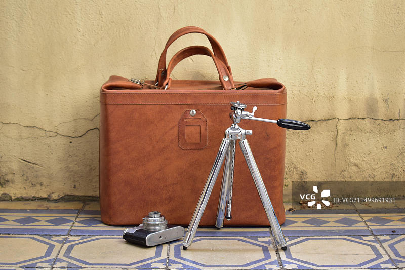 复古旅行概念：旧手提箱、复古相机、世界地图图片素材