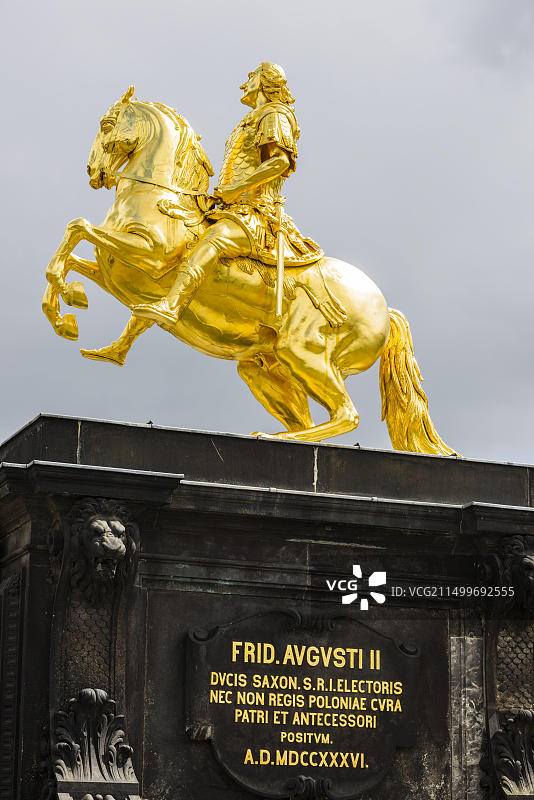 德国萨克森州德累斯顿金色骑士雕像图片素材