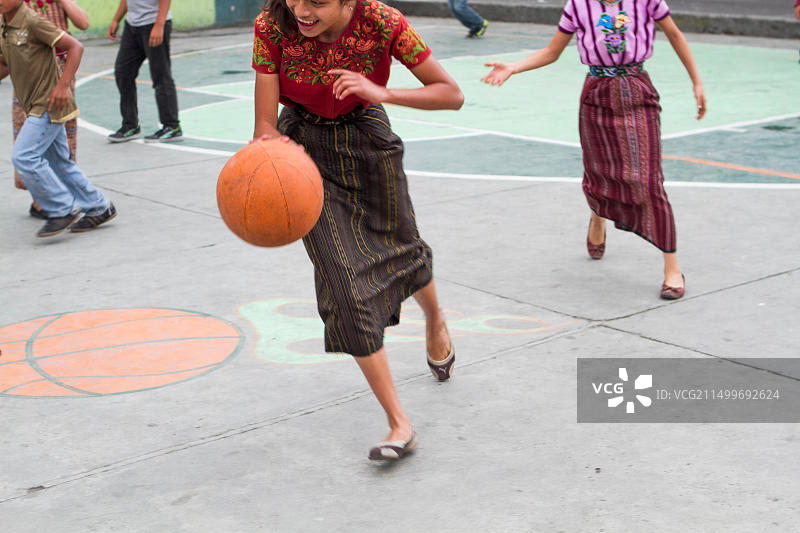 少数民族青少年在危地马拉阿蒂特兰湖圣佩德罗打篮球图片素材