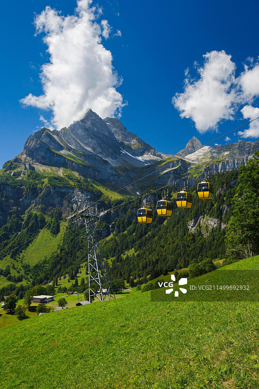 瑞士格拉鲁斯州布劳恩瓦尔德运动跑道和奥特施托克山图片素材