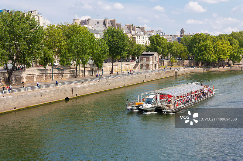 塞纳河上的旅游船，法国巴黎图片素材