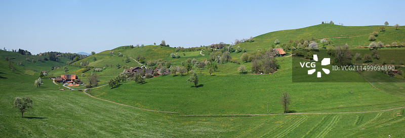 旅行：自然、农业、欧洲、瑞士、楚格、门辛根、农舍、农田、乡村、宁静、风景、蓝色图片素材