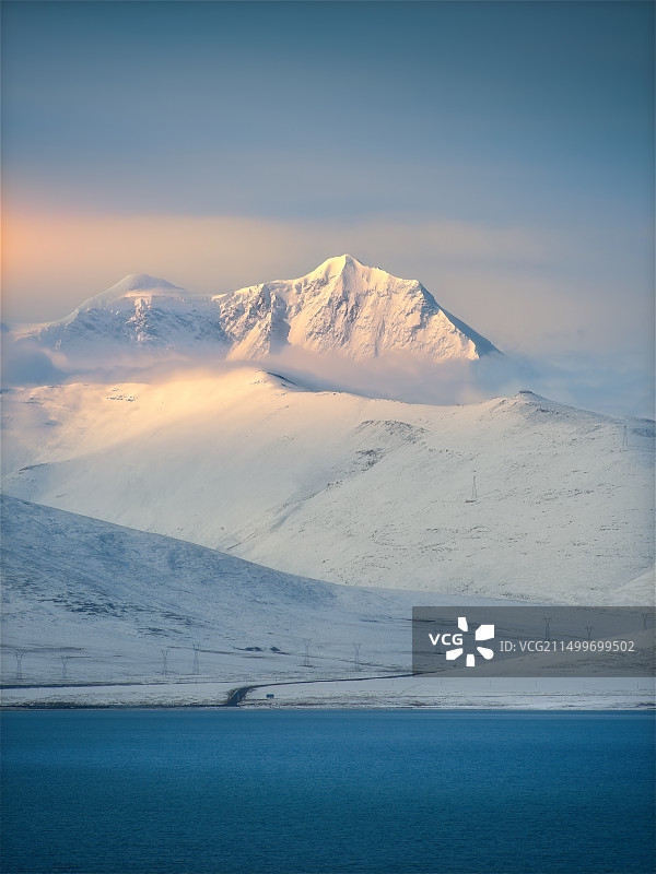 普莫雍错日出时白雪皑皑的库拉岗日主峰图片素材