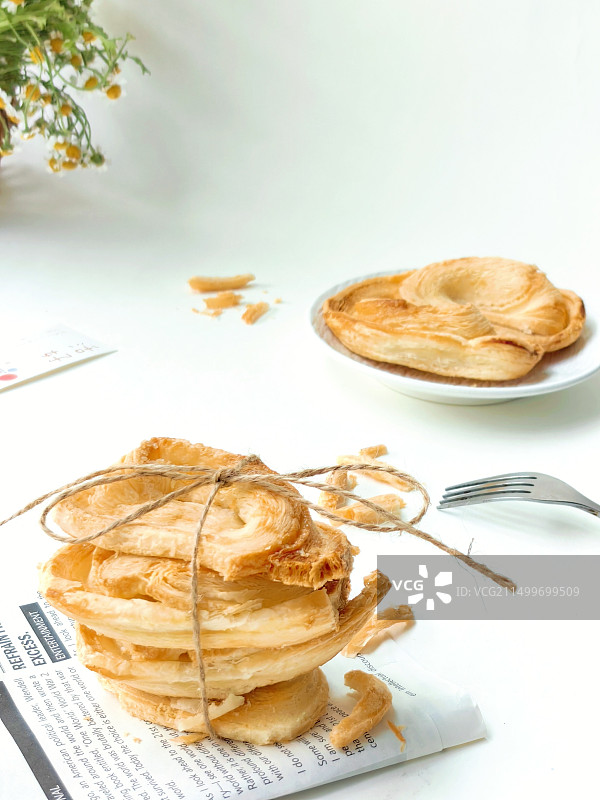 白色背景上的蝴蝶酥特写镜头图片素材