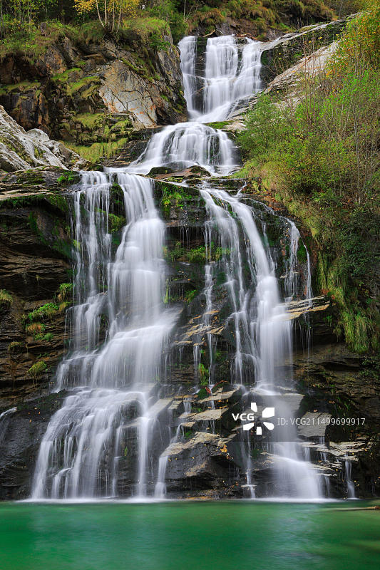 瑞士提契诺州的瀑布风光图片素材