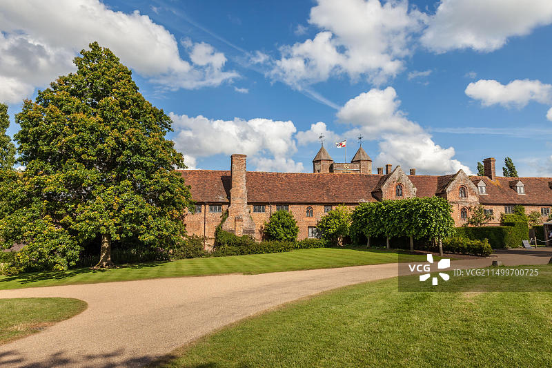 英国肯特郡，锡辛赫斯特城堡花园入口图片素材