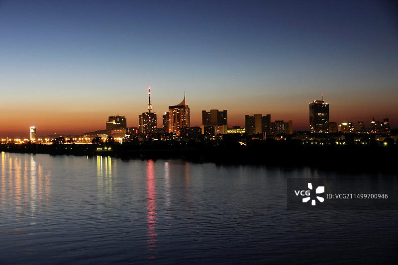 奥地利维也纳联合国城多瑙河夜景图片素材
