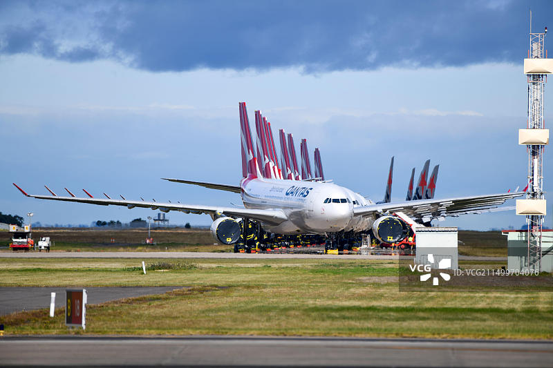 因新冠疫情旅行禁令关闭边境，澳航飞机停在跑道上图片素材