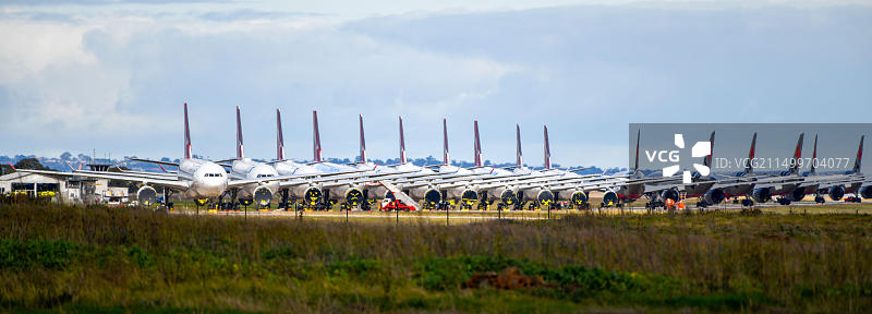 因新冠疫情旅行禁令关闭边境，澳航飞机停在跑道上图片素材