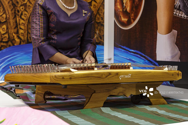 伦敦奥林匹亚旅游展：女子演奏扬琴图片素材