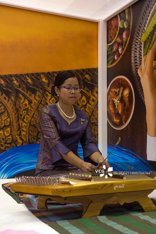 伦敦奥林匹亚旅游展：女子演奏扬琴图片素材