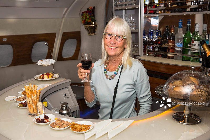 阿联酋航空A380客机商务舱吧台后的游客图片素材