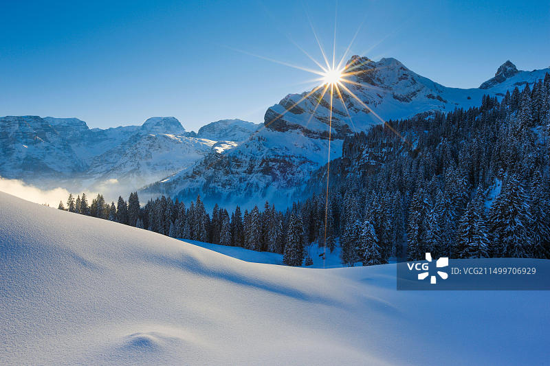 瑞士格拉鲁斯阿尔卑斯山奥尔特施托克峰蒂迪峰图片素材