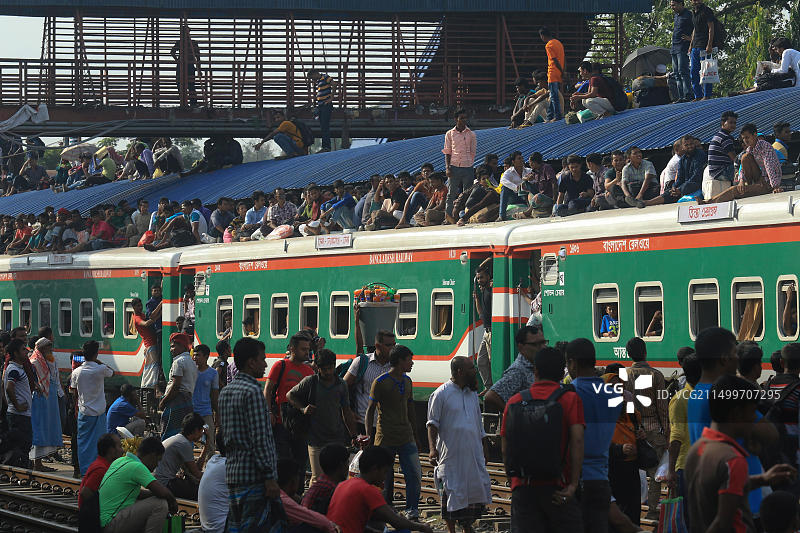 达卡机场火车站超载列车上的低收入人群图片素材
