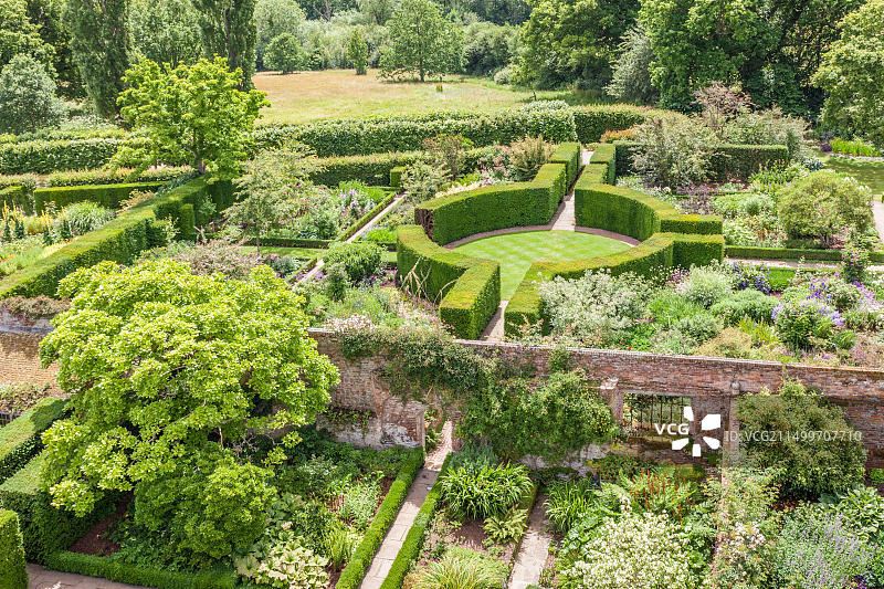 英国肯特郡克兰布鲁克西辛赫斯特城堡花园一角图片素材