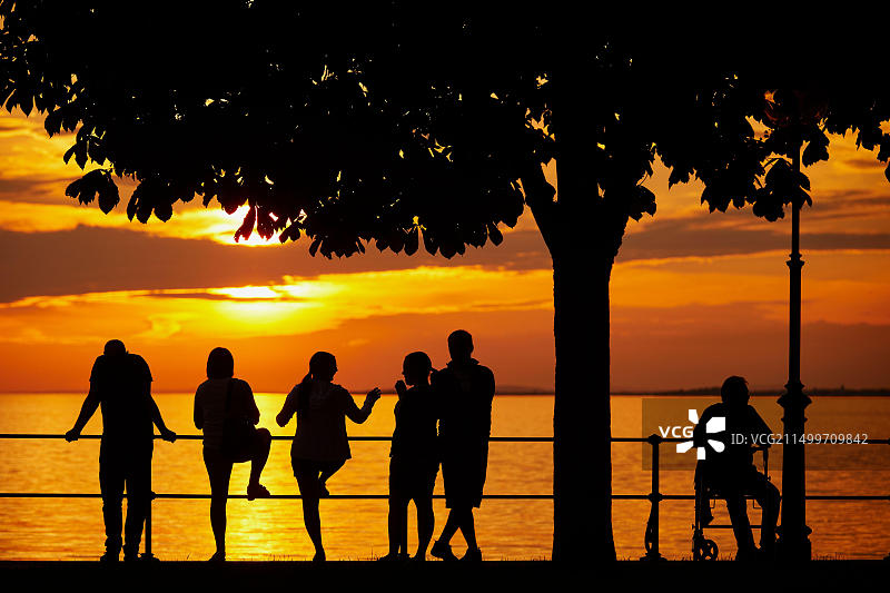 奥地利布雷根茨的日落湖景图片素材