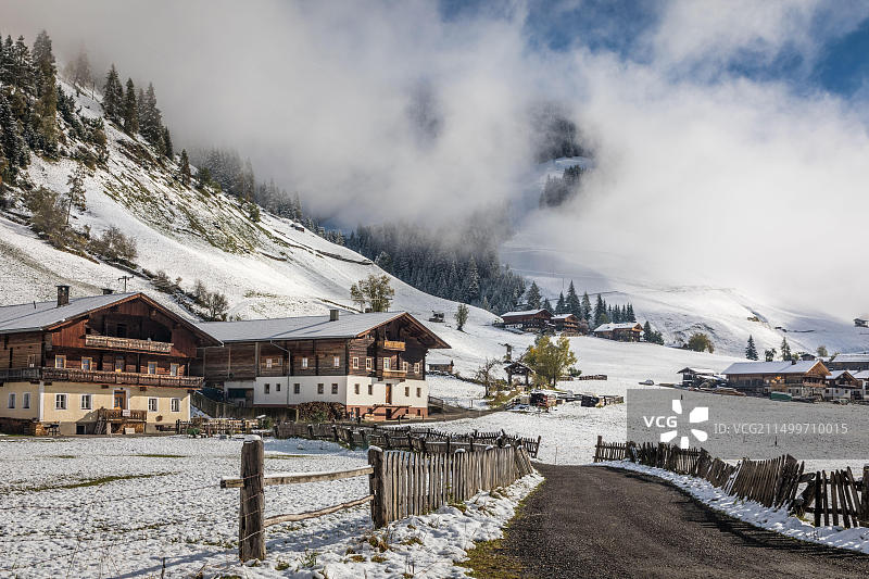 奥地利蒂罗尔州因内尔菲拉格拉滕山谷古老农场图片素材