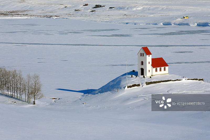 冰岛南部区Ulfljotsvatn湖和教堂风光图片素材