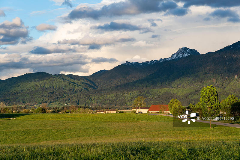 德国巴伐利亚州格罗斯韦尔眺望贝内迪克滕万德峰图片素材