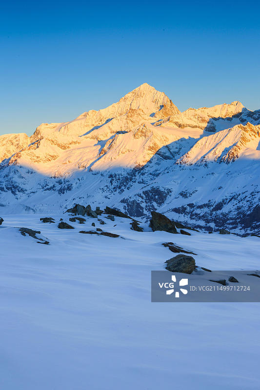 瑞士瓦莱州白齿峰4357米图片素材