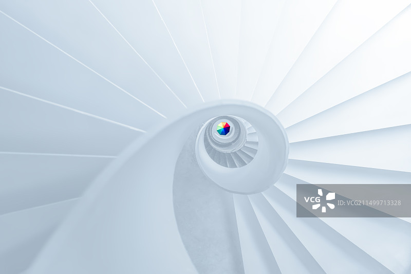 白色楼梯与彩色雨伞图片素材