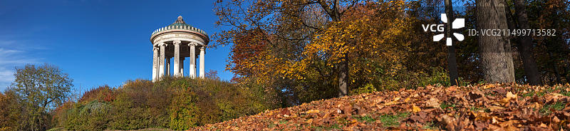 德国巴伐利亚州慕尼黑英国花园的单柱圆形神庙图片素材