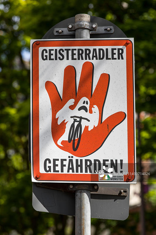 明斯特信息标志：当心幽灵自行车，逆向行驶图片素材