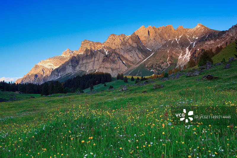 瑞士阿尔卑斯坦山脉森蒂斯峰风光图片素材