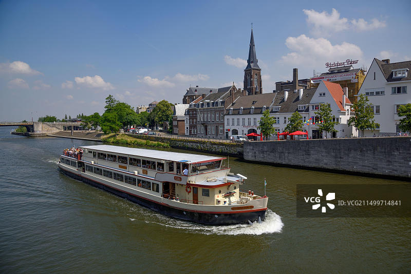 默兹河上的荷兰游览船图片素材