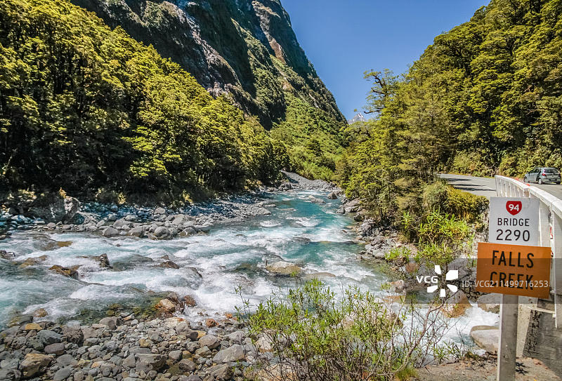 新西兰南岛米尔福德路瀑布溪地理风光图片素材