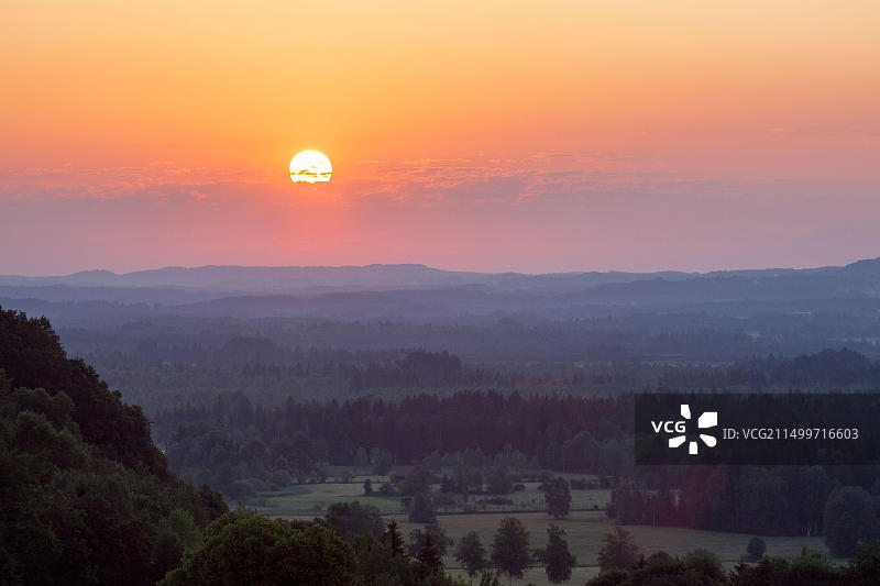 德国巴伐利亚Grossweil Kochelseemoos日出图片素材