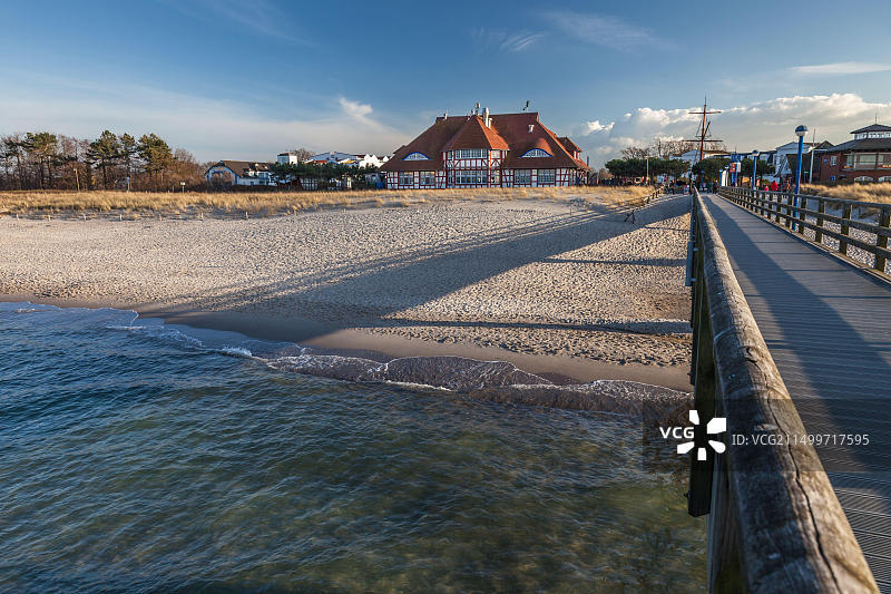 德国梅克伦堡-前波美拉尼亚州青斯特的疗养院和码头地理风光图片素材