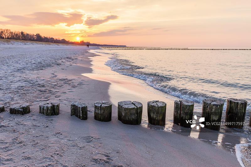 德国梅克伦堡-前波美拉尼亚青斯特海滩防波堤图片素材
