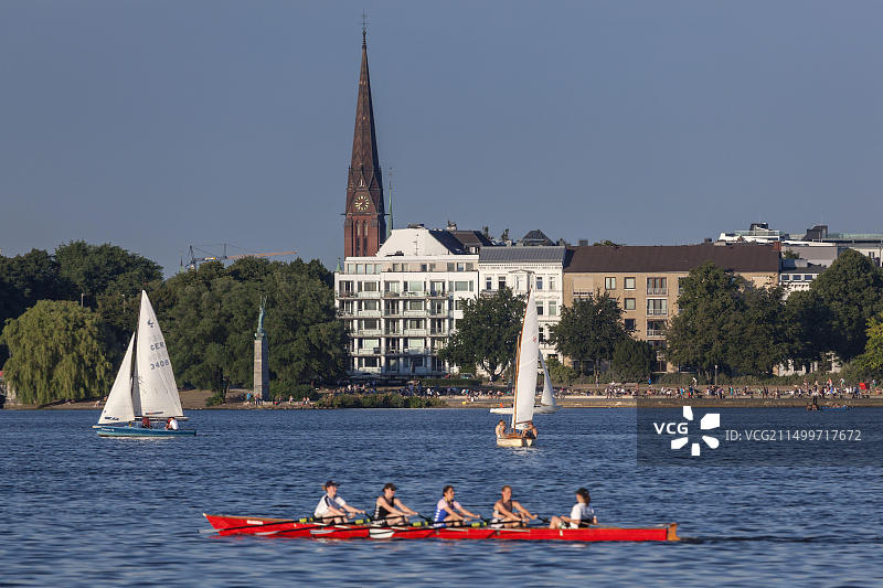 德国汉堡外阿尔斯特湖上的帆船和皮划艇图片素材