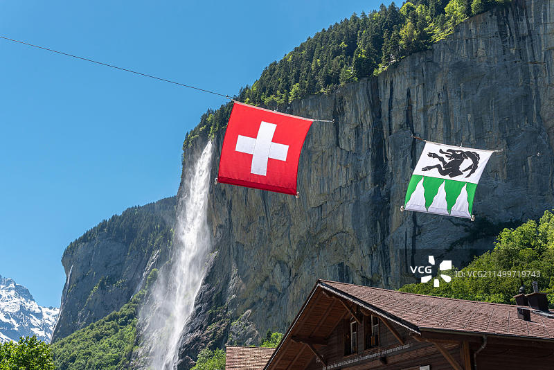 施陶巴赫瀑布前的瑞士国旗和市旗图片素材